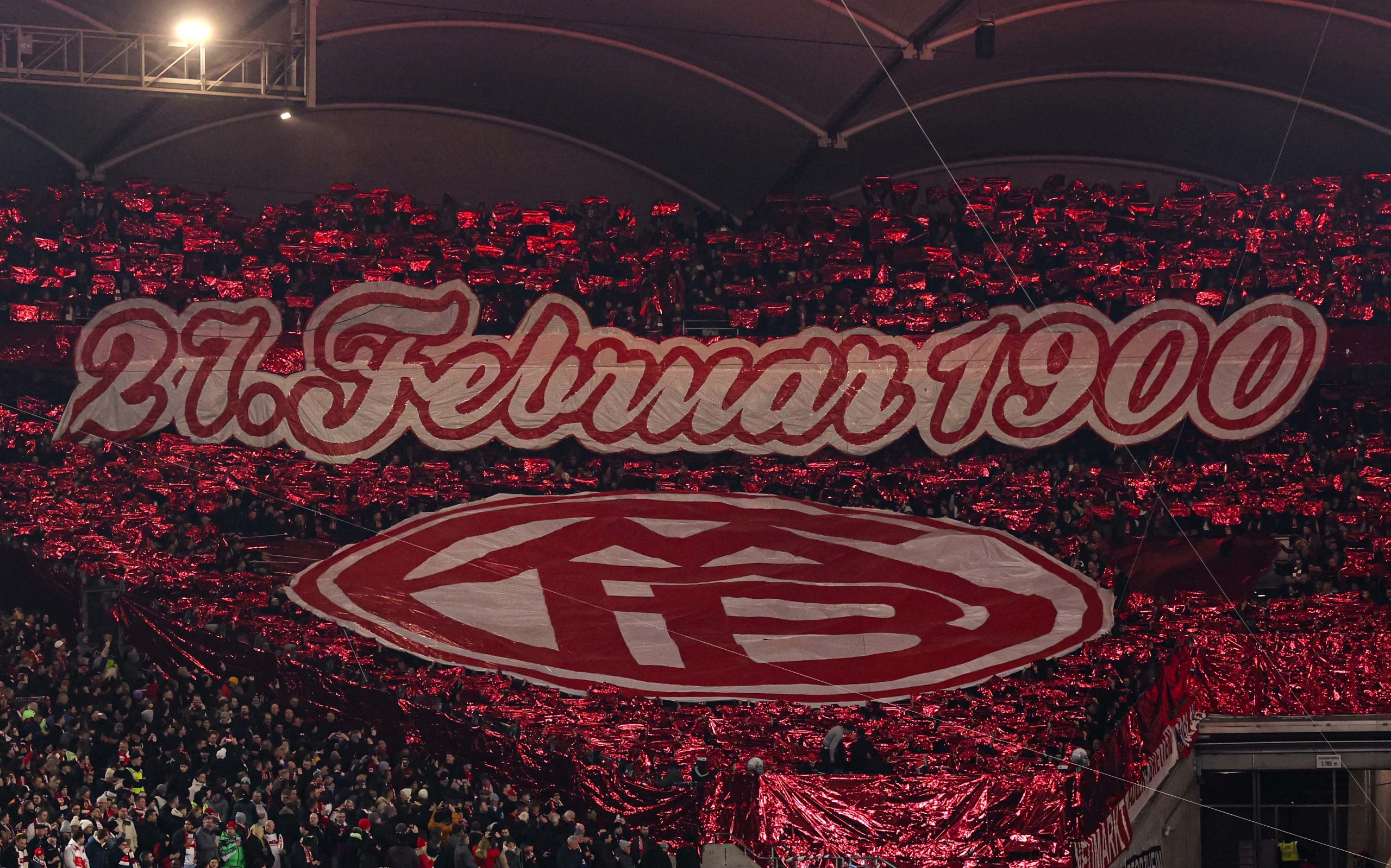  拜仁球迷在看臺展示TIFO，慶祝俱樂部成立125周年