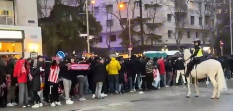  馬競球迷進入伯納烏時向人群投擲雜物，導(dǎo)致安保對其進行脫鞋檢查