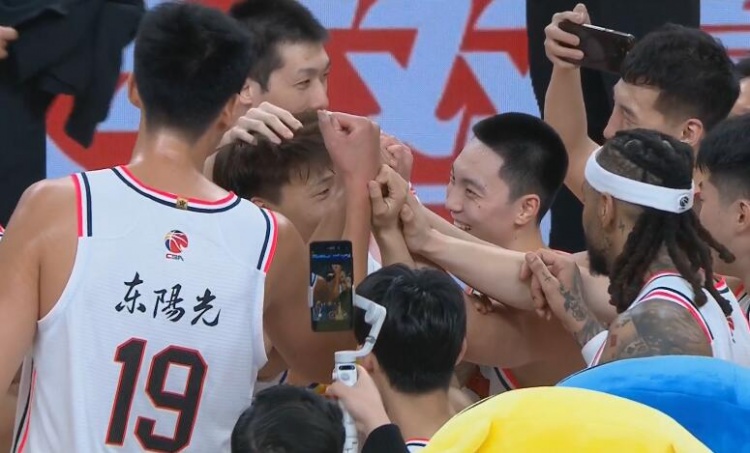  淚目！賽后廣東隊(duì)將趙睿圍在中間碰拳
