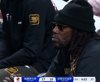  哦呦？你來了！新疆新外援哈雷爾場邊觀戰(zhàn)新疆主場vs深圳的比賽