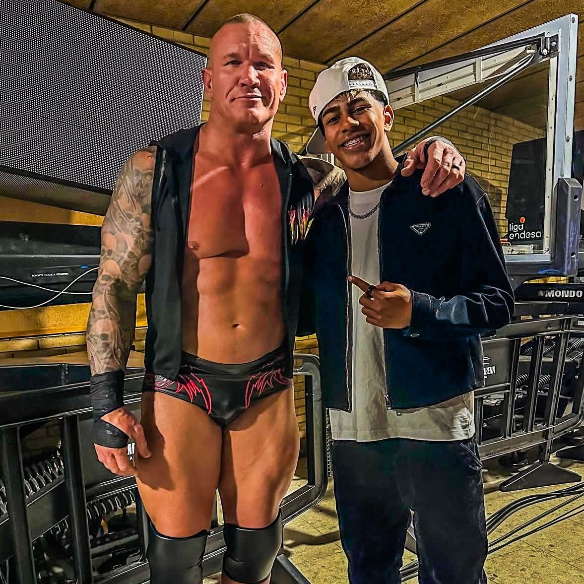  小心RKO！亞馬爾現(xiàn)場觀戰(zhàn)WWE，和奧爾頓、Triple H等合影