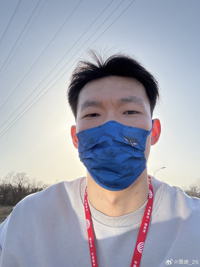 悠閑！周琦騎京牌電動(dòng)車出行：太陽出來了 開京牌兜兜風(fēng)！