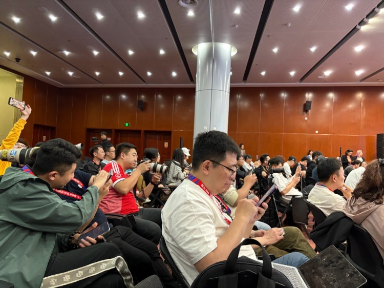  萬眾矚目！記者擠滿國足賽前新聞發(fā)布廳，賽場(chǎng)記者預(yù)計(jì)超300人