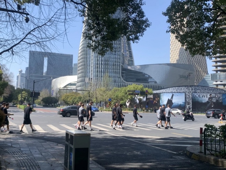  心態(tài)放松，有網(wǎng)友拍到澳大利亞隊(duì)早上在萬象城citywalk