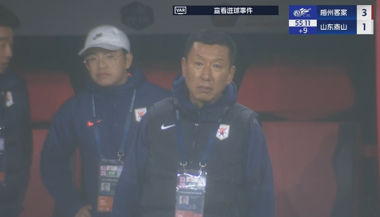  半場1-3落后遞補隊！場邊的崔康熙表情焦急