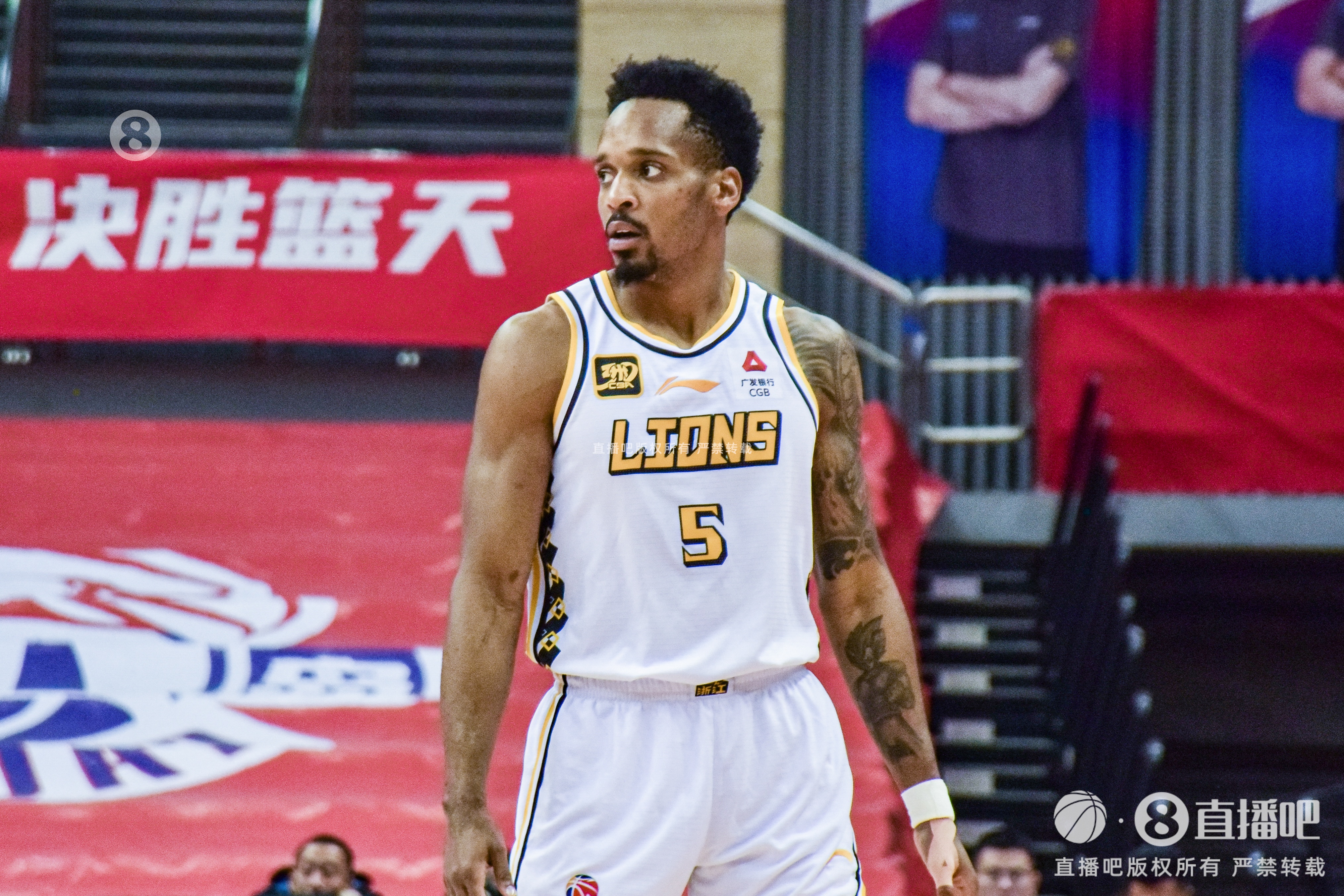  得分保障！小巴里-布朗17中9&三分9中4砍28分 末節(jié)11分助隊取勝