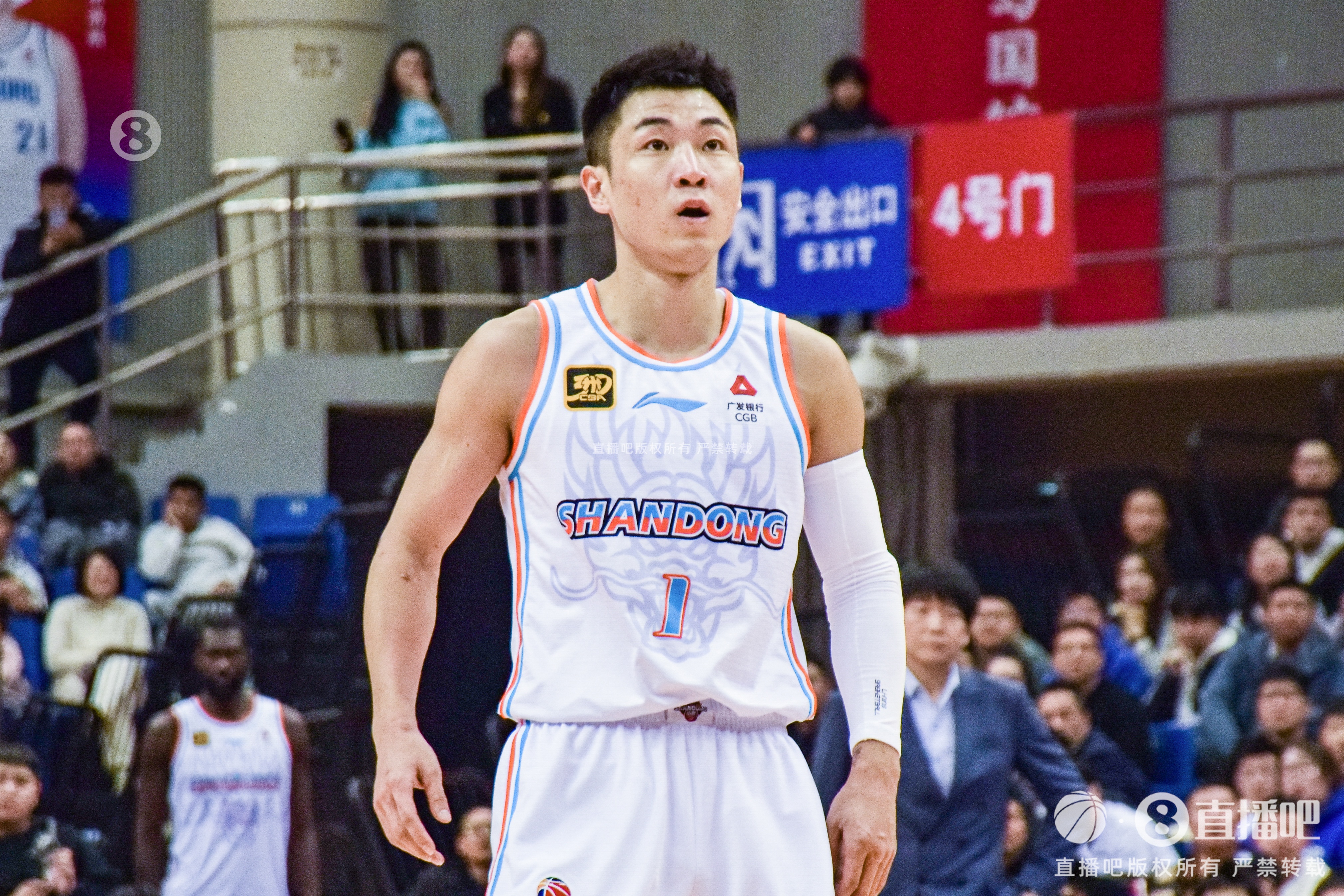  高詩巖首發(fā)38分鐘 10中2&三分7中1拿10分10板8助3斷 出現(xiàn)5失誤