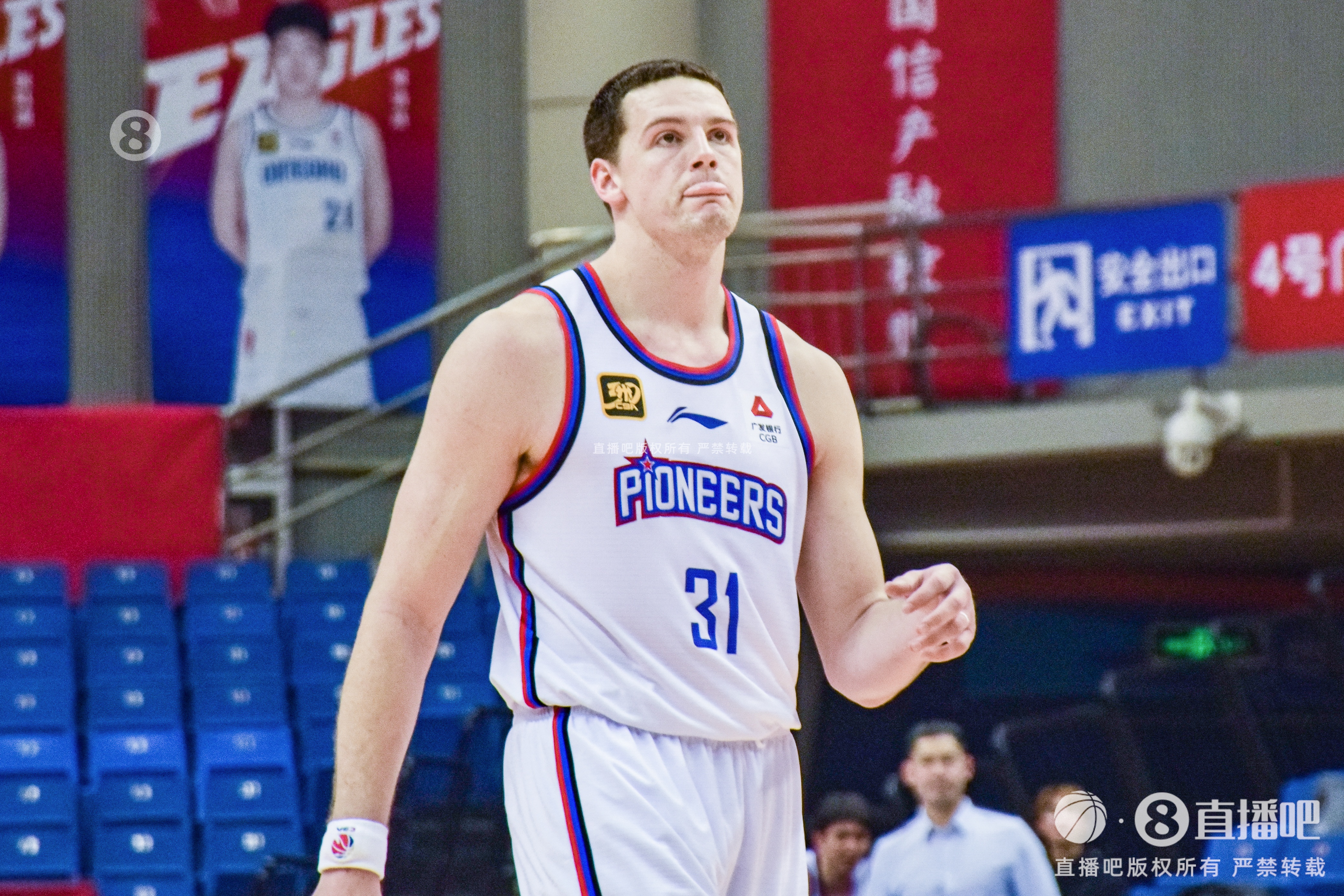  外線開火！大衛(wèi)-詹姆斯半場12中8砍23分5板 三分8中6