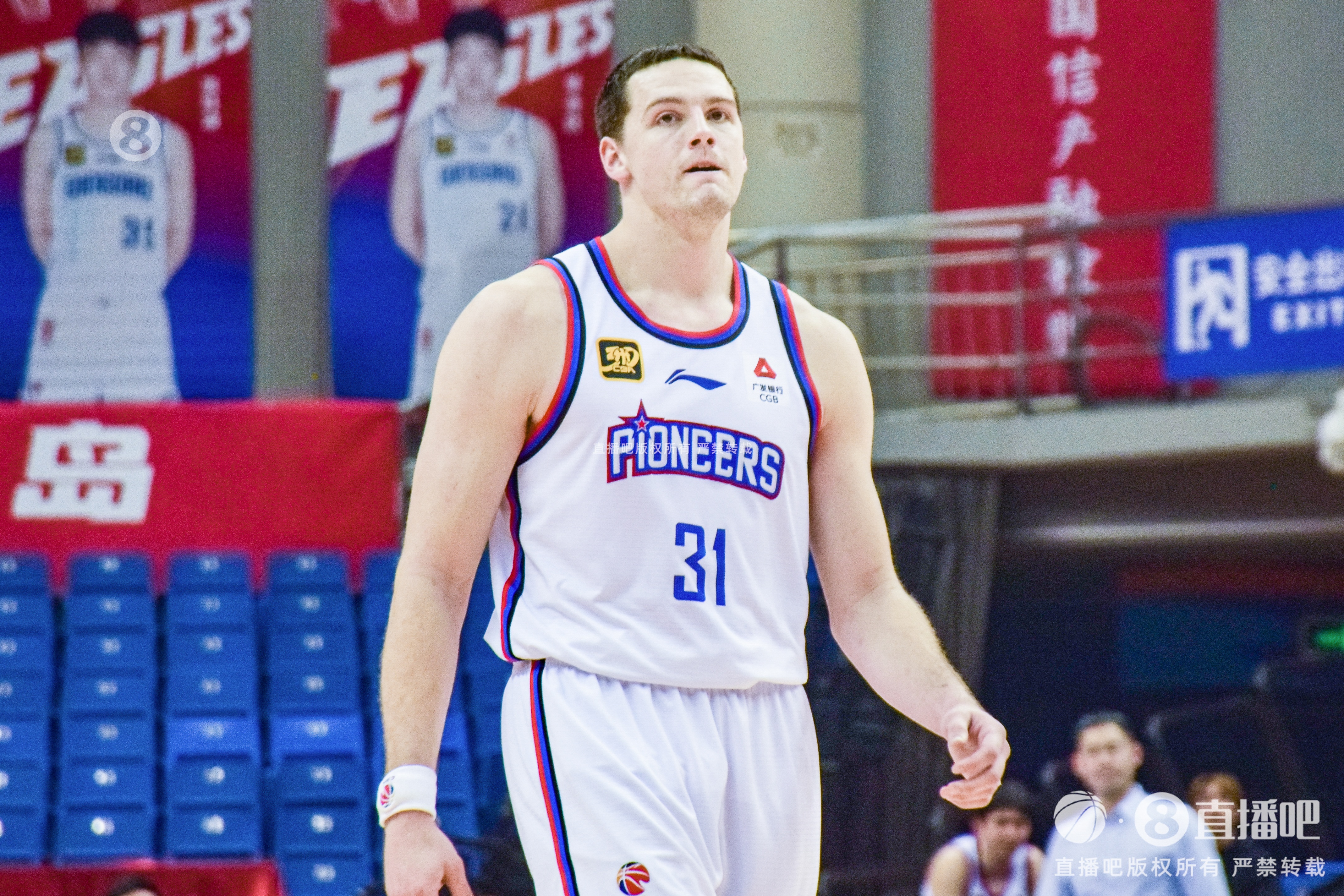  手感來遲了！大衛(wèi)-詹姆斯19中7&三分10中4拿到18分15籃板