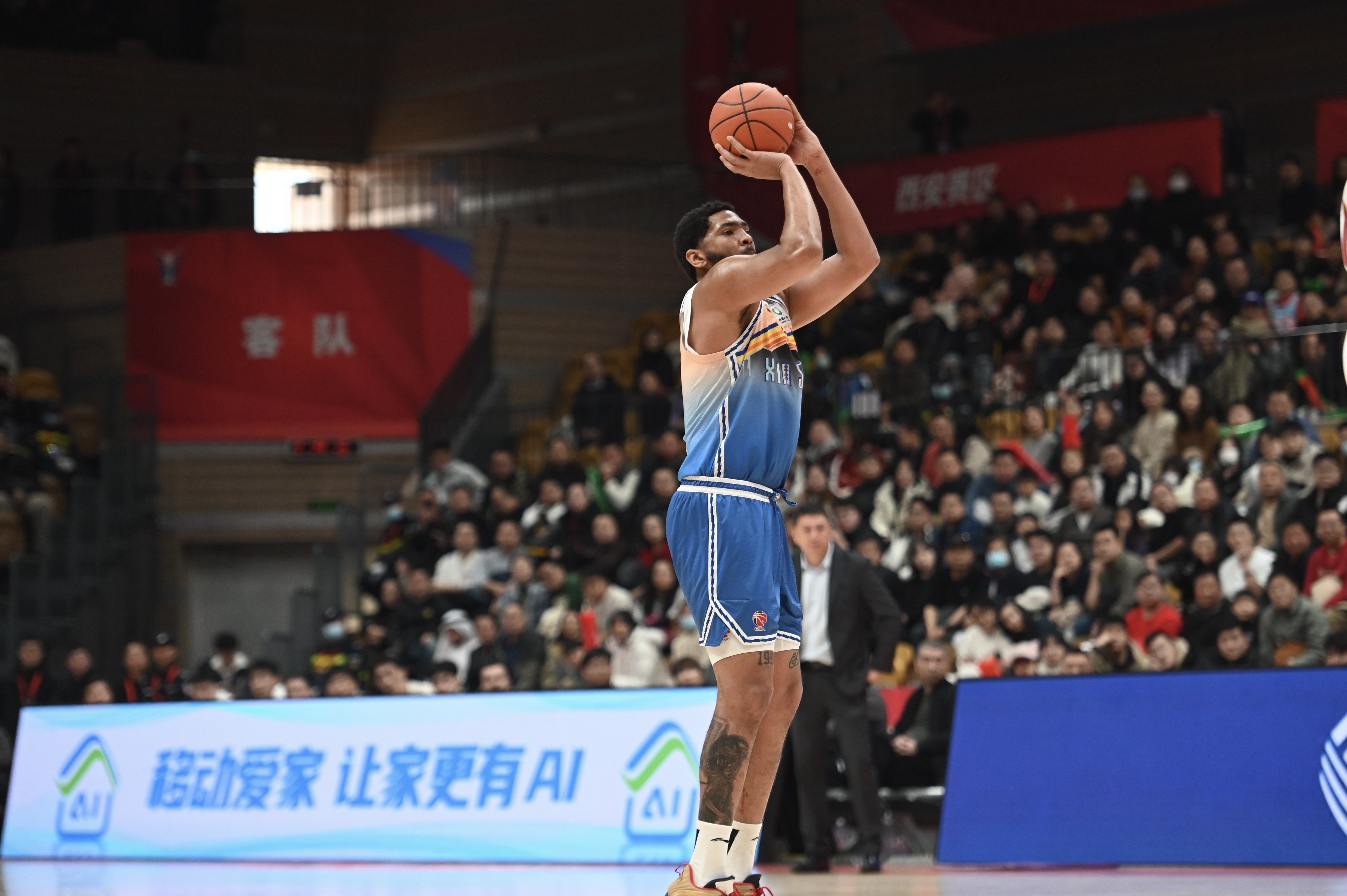  率先發(fā)力！新疆外援勞森首節(jié)7中5拿到11分 三分2中1