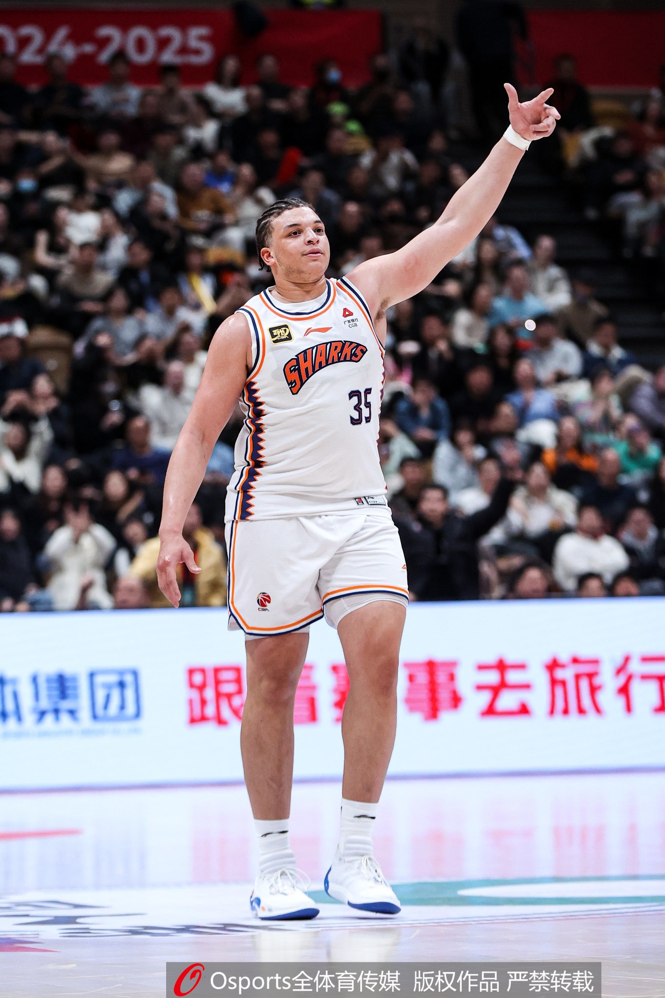  小坦克！洛夫頓上半場9中6砍18分12板3助 4次犯規(guī)是隱患
