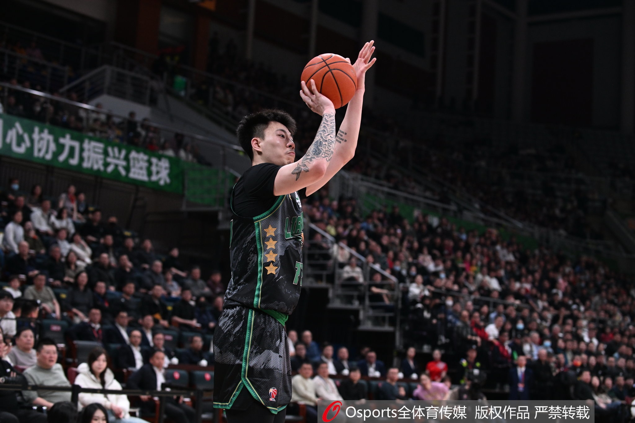  雙星閃耀！張鎮(zhèn)麟&韓德君半場合計12中8 合砍21分9籃板2助攻2搶斷
