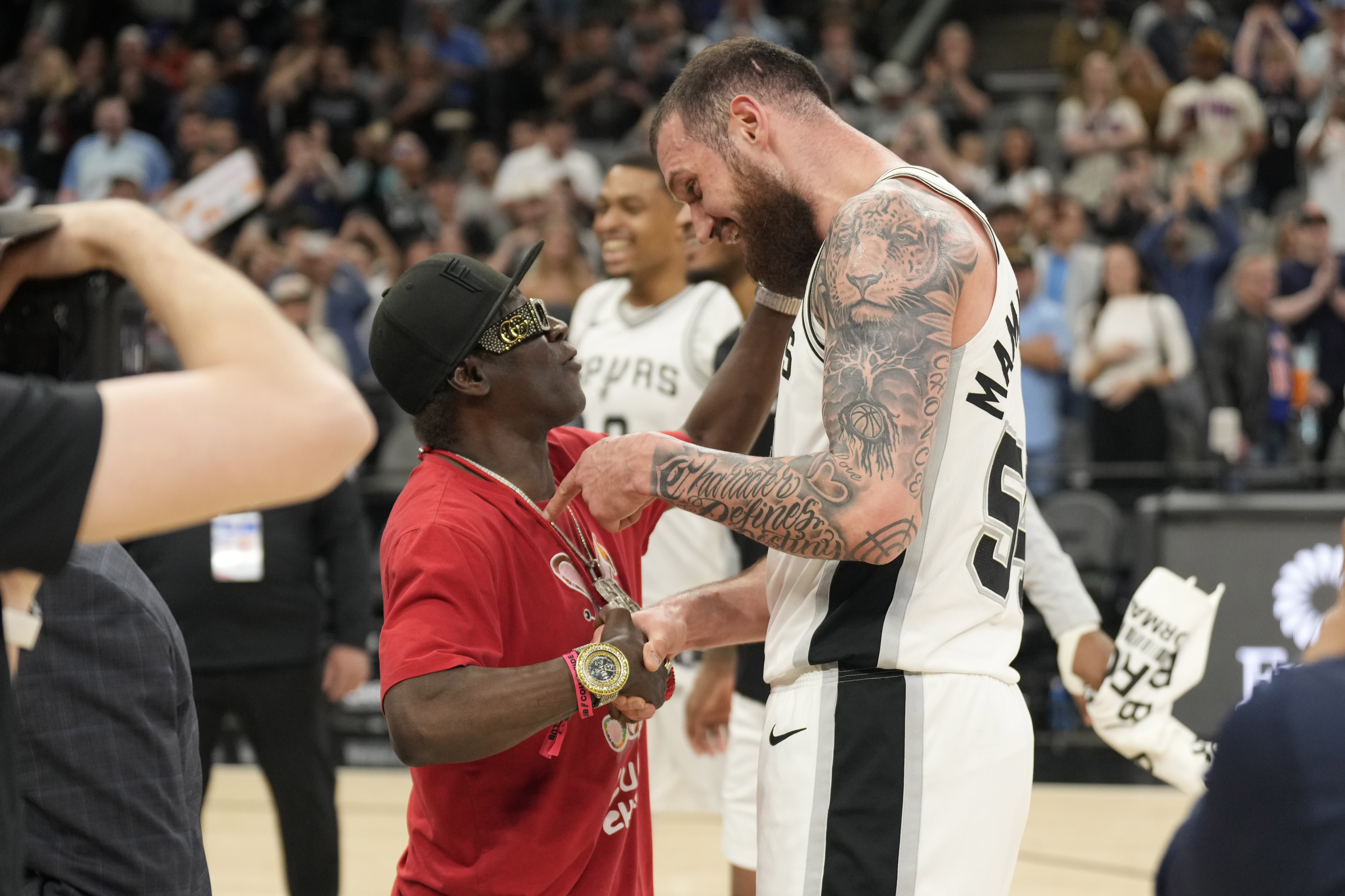  馬穆上場19分鐘就砍下34分！哈特：他能進(jìn)入NBA是有原因的